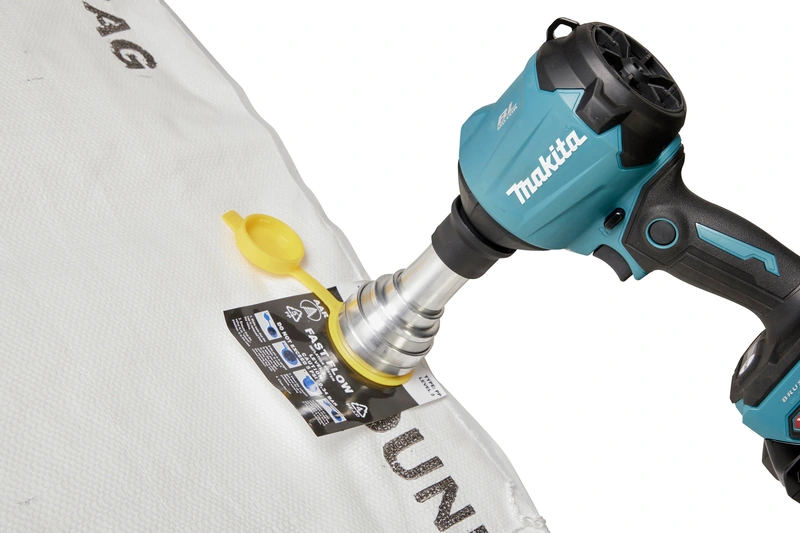 Akku-Gebläse befüllt Sandax-Stausack