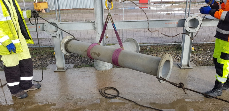 The pipe is lifted with a round sling