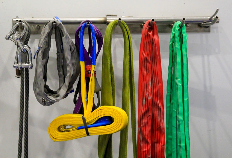 Textile Hebetechnik Produkte nebeneinander aufgehangen