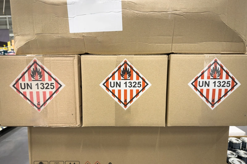 Brandschutz Gefahrgutaufkleber auf Kartons