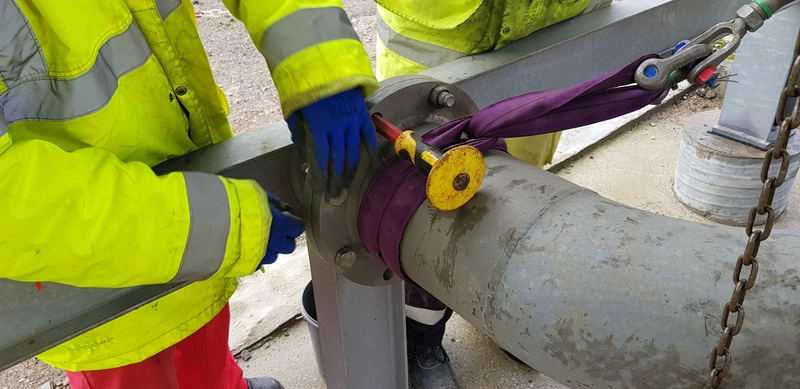 A round sling is used to lift a pipe