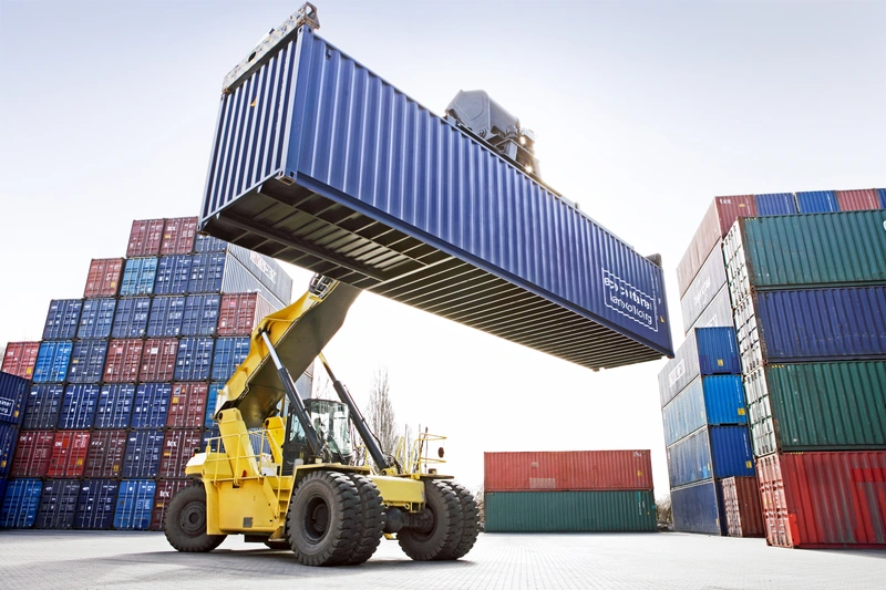 Transport eines Überseecontainers im Containerhafen