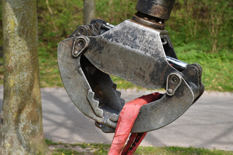 Rundschlinge von Bagger angebhoben