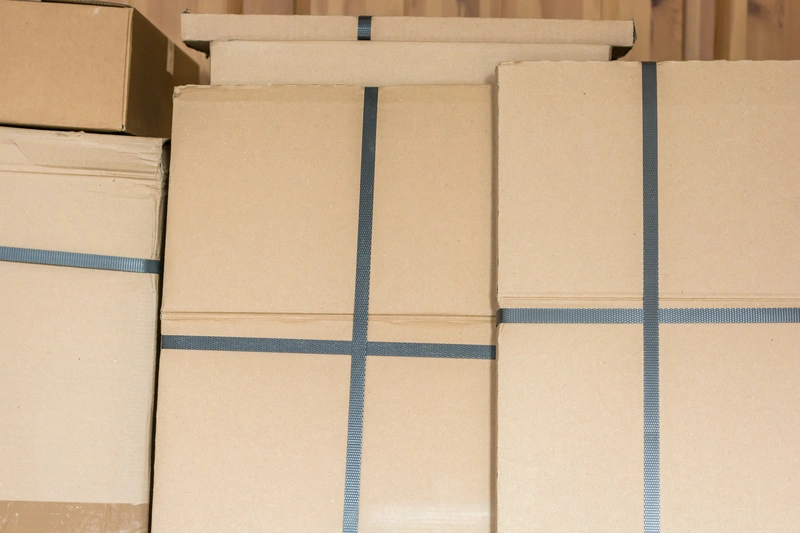 Kartons mit PP-Band umreift