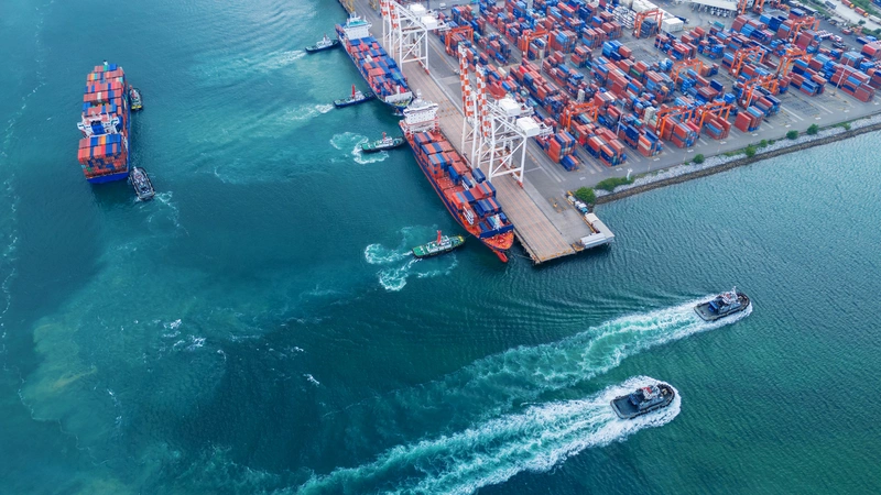 Schiffeinfahrt im Containerhafen