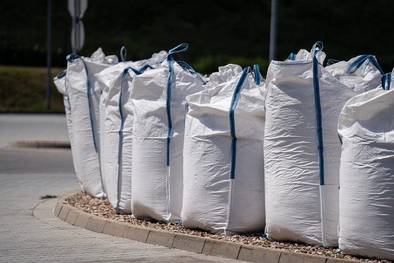 Big Bags am Straßenrand aneinandergereiht